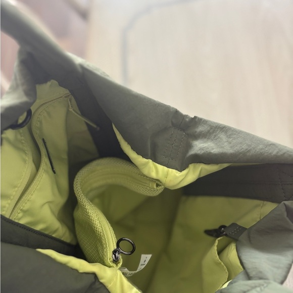 Lululemon Athletica Green Tote Bag with Adjustable Strap - Picture 5 of 5